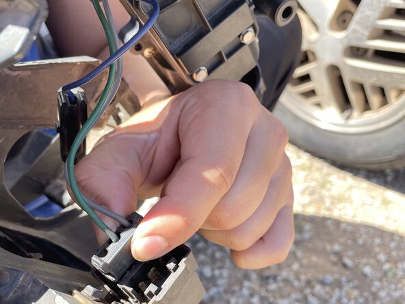 1986 Pontiac Fiero Headlight Motor Gear Replacement: crwdns2935265:05crwdnd2935265:02crwdnd2935265:02crwdne2935265:0