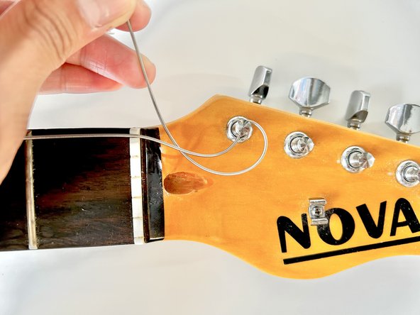 Replacing Strings on Floating Tremolo Bridge Guitar: crwdns2935265:06crwdnd2935265:02crwdnd2935265:03crwdne2935265:0
