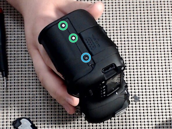 Canon EOS 6D Mark II DC/DC Power Board Replacement, Remove side screws (RH): passo 8, imagem 1 %32