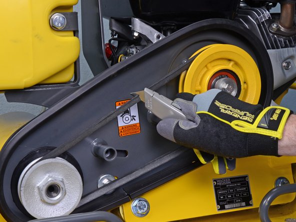 Wacker Compactor Plate VP1550AW 2014 V-Belt Replacement, Remove the drive belt: crwdns2935265:04crwdnd2935265:02crwdnd2935265:03crwdne2935265:0