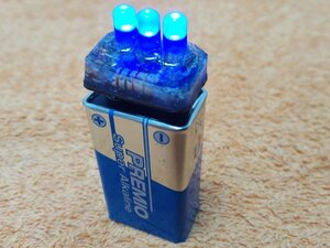 Comprobador de pilas de 9 V con 3 leds AZULES - Otro modelo - de construcción casera.
