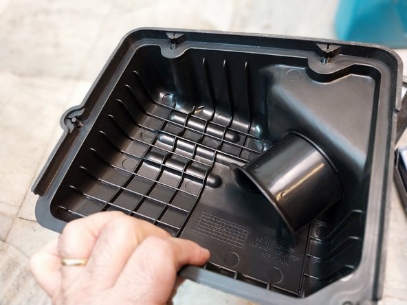 Engine Air Filter Replacement, Chevrolet Aveo 2011: 手順 6、 3の画像 2