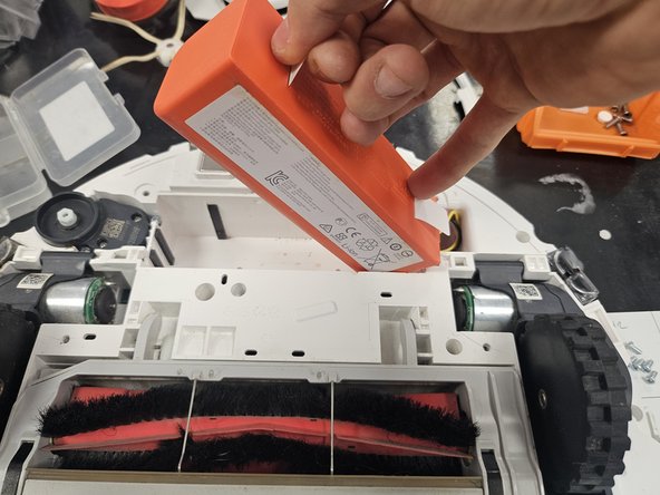 Roborock S5 Max: Motherboard Replacement, Remove the battery.: crwdns2935265:07crwdnd2935265:02crwdnd2935265:03crwdne2935265:0