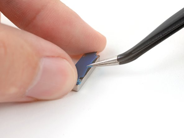 How to Apply New Base Vibrator Adhesive in Your Google Pixel Fold, Secure the base vibrator: étape 3, image 1 de 3