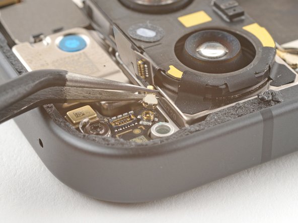 Google Pixel 9 Battery Replacement, Disconnect the antenna cable: 25 단계, 이미지 2개 중 2개