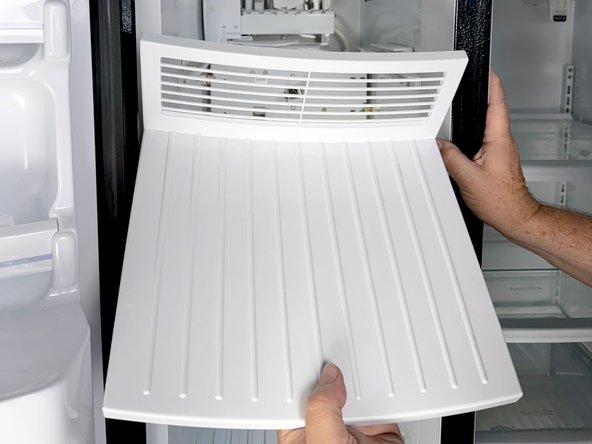 GE Side-By-Side Refrigerator Ice Auger Motor Replacement, Remove ice maker cover: 手順 3、 3の画像 3