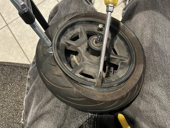 NIU KQi3 Pro Electric Scooter Front Tire Replacement: crwdns2935265:07crwdnd2935265:03crwdnd2935265:03crwdne2935265:0