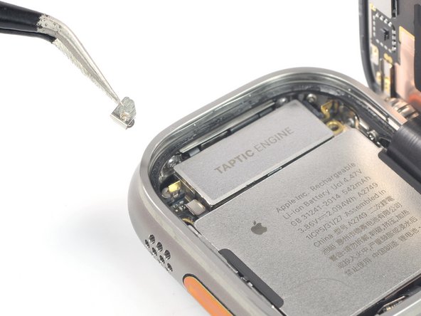 Apple Watch Ultra Battery Replacement, Remove the metal bracket including the screw: crwdns2935265:018crwdnd2935265:02crwdnd2935265:02crwdne2935265:0