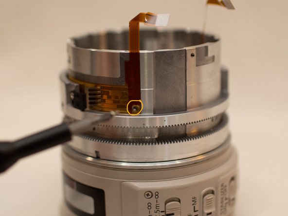 Canon EF 70-200mm f/2.8L IS USM Zooming Key Replacement, Install the Gear Ring 1: crwdns2935265:013crwdnd2935265:02crwdnd2935265:03crwdne2935265:0