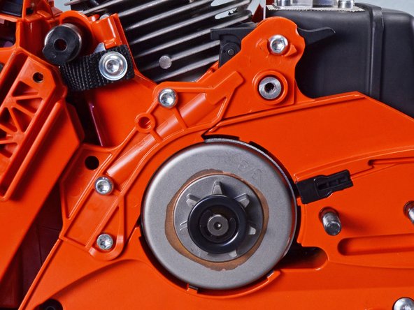 Echo Chain Saw CS590 2019 Oil System Replacement, Unfasten the brake cover: crwdns2935265:019crwdnd2935265:02crwdnd2935265:02crwdne2935265:0