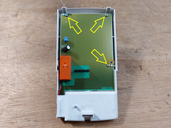 Réparation contact bouton poussoir en silicone thermostat, Démontage de la carte électronique et des boutons poussoir en silicone: étape 2, image 1 de 3