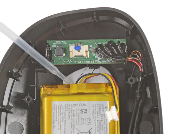 Logitech G522/A20 X Lightspeed Battery Replacement, Remove the battery: crwdns2935265:011crwdnd2935265:03crwdnd2935265:03crwdne2935265:0