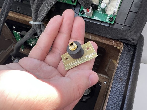 Marshall Stanmore II AUX Board Replacement: crwdns2935265:08crwdnd2935265:03crwdnd2935265:03crwdne2935265:0