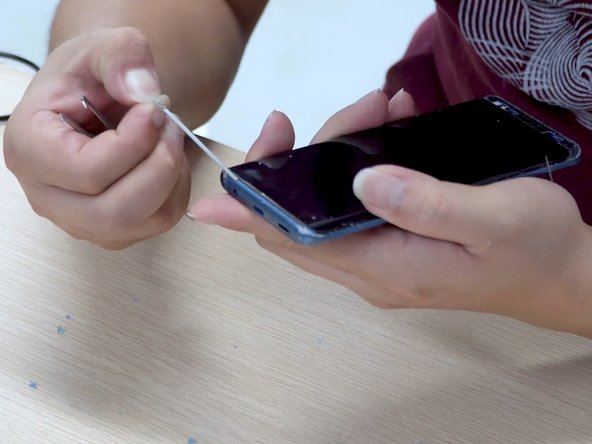 Five Steps To Replace Samsung S9 Broken Screen, Glue Removing: step 1, image 3 of 3