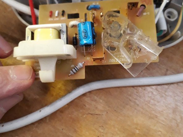 Toaster lever does not lock: step 3, image 1 of 1