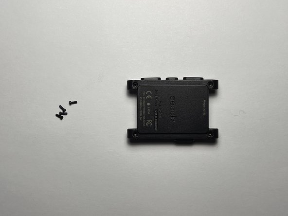 Pebble battery Replacement, Remove the torx screws: 3 단계, 이미지 2개 중 2개