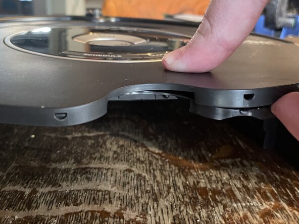 iRobot Roomba 581 Teardown, Faceplate: crwdns2935265:05crwdnd2935265:01crwdnd2935265:02crwdne2935265:0