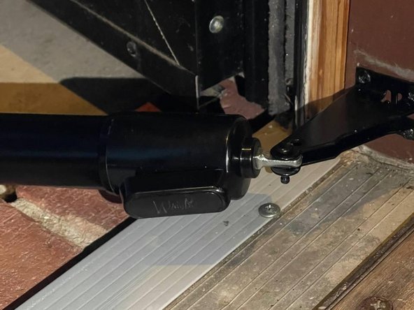 Pneumatic Door Closer Replacement: crwdns2935265:05crwdnd2935265:03crwdnd2935265:03crwdne2935265:0