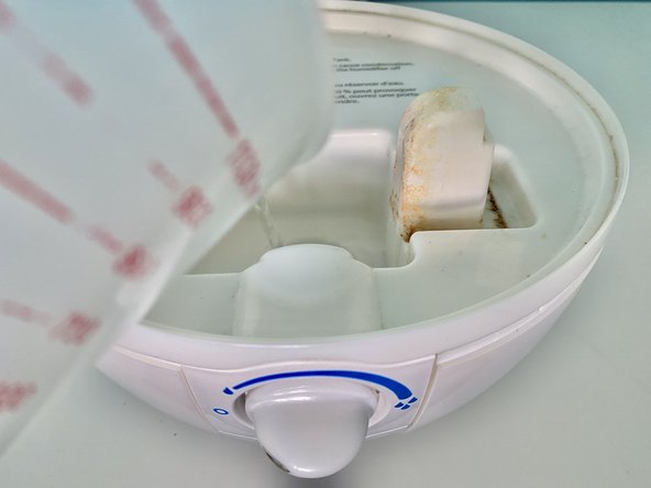 How to Remove Hard Water Build-up from a Vicks Mini Cool Mist Ultrasonic VUL520WC: step 3, image 2 of 3