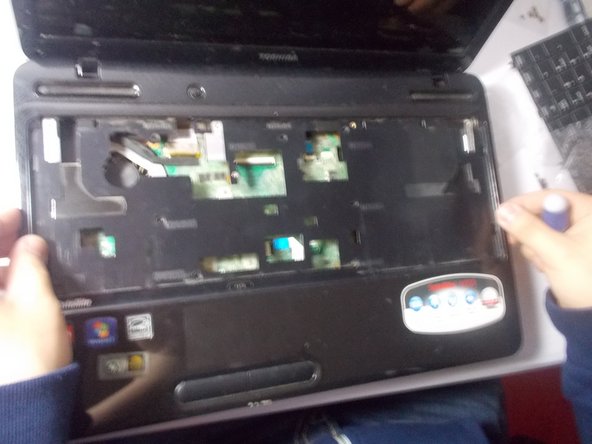 Toshiba Satellite L655D-S5095 Touchpad Button Replacement: crwdns2935265:08crwdnd2935265:03crwdnd2935265:03crwdne2935265:0