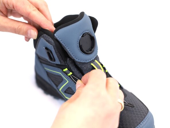 How to Replace a Dial-Lace System in a Hiking Boot, Continue lacing: crwdns2935265:06crwdnd2935265:02crwdnd2935265:02crwdne2935265:0