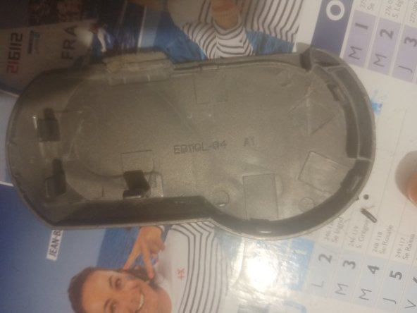 Jimmy jv85 main brush teardown, Remove the side carters and top screws: crwdns2935265:01crwdnd2935265:02crwdnd2935265:03crwdne2935265:0