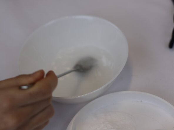 How to Clean Mesh Shoes, Prepare the Cleaning Solution: crwdns2935265:04crwdnd2935265:03crwdnd2935265:03crwdne2935265:0