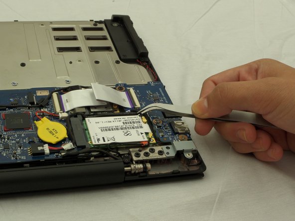 Cr-48 Chromebook Network Card Replacement, Identify the Network Card and Remove the Connectors: crwdns2935265:05crwdnd2935265:03crwdnd2935265:03crwdne2935265:0
