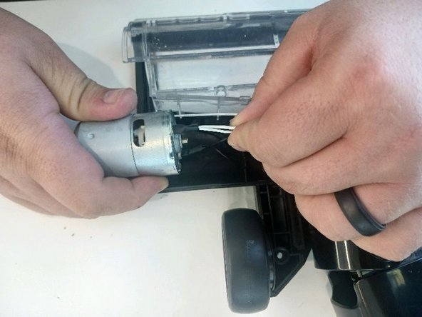 Bissell Vacuum Belt Replacement and Motor Inspection, Inspect the Motor: crwdns2935265:010crwdnd2935265:02crwdnd2935265:02crwdne2935265:0