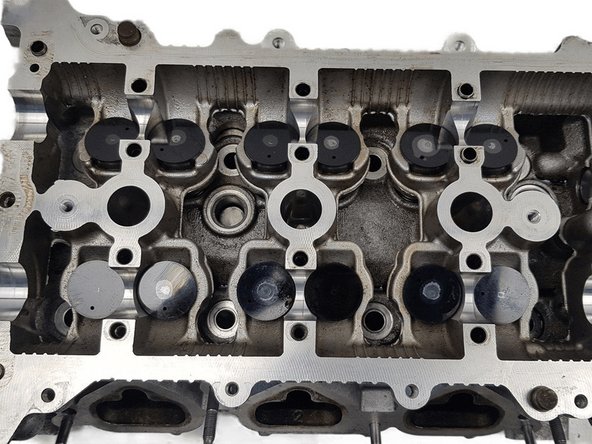 H4D: Culasse et haut moteur, Vue de dessus sans arbres à cames: étape 6, image 1 de 1