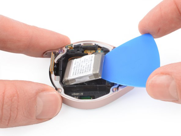 Samsung Galaxy Watch4 Battery Replacement, Lever up the battery: crwdns2935265:010crwdnd2935265:02crwdnd2935265:02crwdne2935265:0