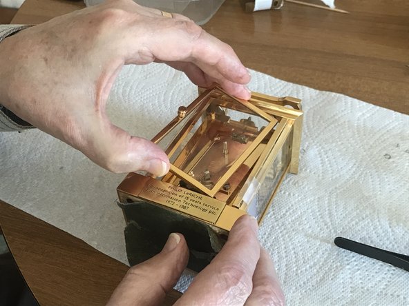 Wind-up carriage clock Service clean, Replacing the case: crwdns2935265:020crwdnd2935265:02crwdnd2935265:03crwdne2935265:0