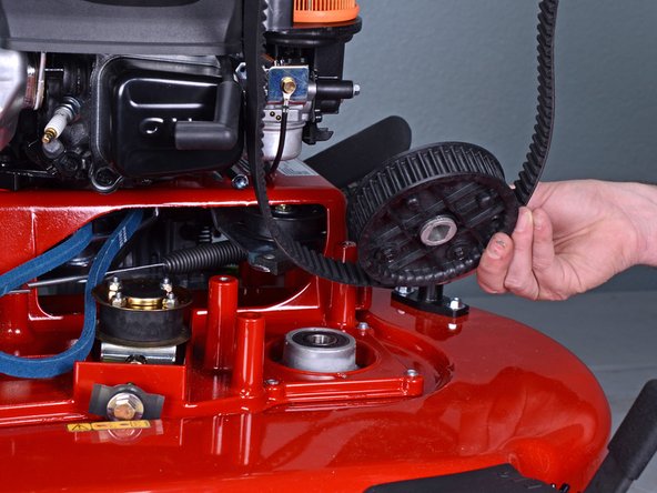 Toro Walk Behind Mowers 21199HD 2018 Right Spindle Replacement, Remove the right sprocket: crwdns2935265:024crwdnd2935265:03crwdnd2935265:03crwdne2935265:0