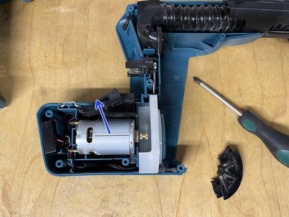 Makita DX02 집진 장치 BHR243 모터 및 냉각 팬 교체, 모터 제거: 5 단계, 이미지 2개 중 2개