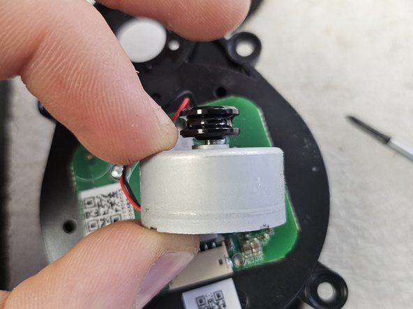 Roborock Q5 Pro: Laser Distance Sensor Replacement, Remove the motor.: crwdns2935265:014crwdnd2935265:03crwdnd2935265:03crwdne2935265:0