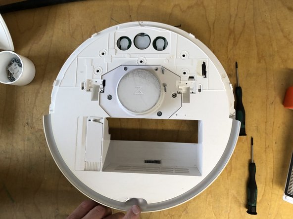 Xiaomi ROBOROCK S50200 Top disassembly, Remove the dust container flap: crwdns2935265:04crwdnd2935265:03crwdnd2935265:03crwdne2935265:0