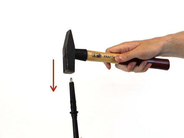 How to Replace the Tip of a Hiking Pole, Set the new tip in place: crwdns2935265:05crwdnd2935265:02crwdnd2935265:03crwdne2935265:0