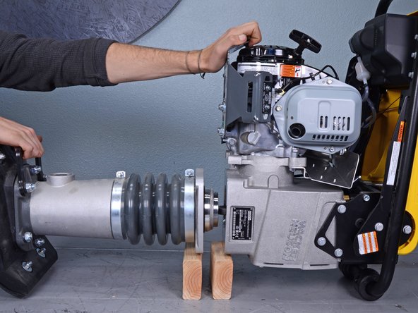 Wacker 4-Stroke Rammer BS504AS REV 101 (2019) Clutch Drum Replacement, Begin to separate the halves: crwdns2935265:07crwdnd2935265:02crwdnd2935265:02crwdne2935265:0