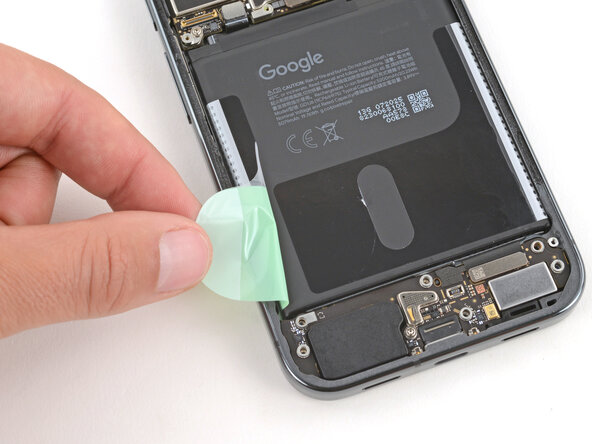 Google Pixel 10 Pro XL Battery Replacement, Peel up the battery pull tab: 步骤 22 中的图像 2，3