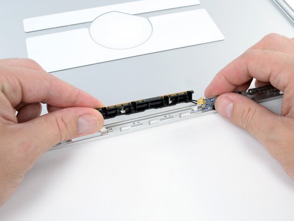 MacBook Pro 17" Unibody Rear Display Bezel Replacement: crwdns2935265:041crwdnd2935265:02crwdnd2935265:02crwdne2935265:0