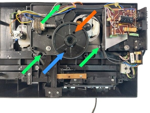 Changement pignon projecteur Kennex 5004, Retrait des vis de l'ensemble moteur-ventilateur: étape 2, image 1 de 3