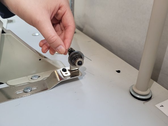 Juki DDL-8700 Bobbin Replacement: шаг 5, изображение 1 из 3