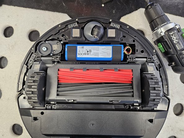 Roborock Q5 Pro: Laser Distance Sensor Replacement, Remove the bottom cover.: crwdns2935265:02crwdnd2935265:02crwdnd2935265:02crwdne2935265:0