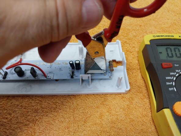Reparación luminaria de emergencia AERLUX cambio condensador 1,2 uF: paso 3, imagen 1 de 3
