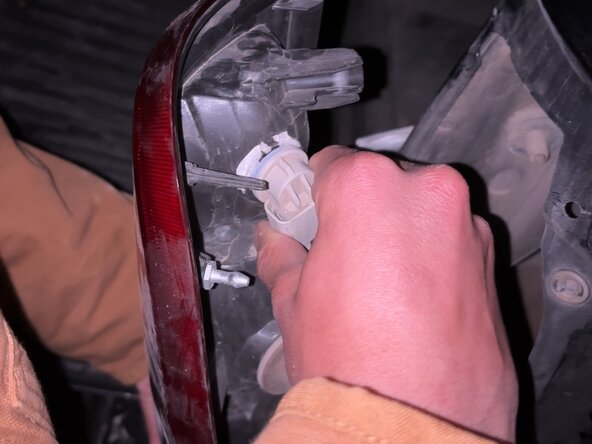 Ford F-350 Super Duty (2011–2016) Rücklicht-Gehäuse austauschen: Schritt 3, Bild 2 von 3