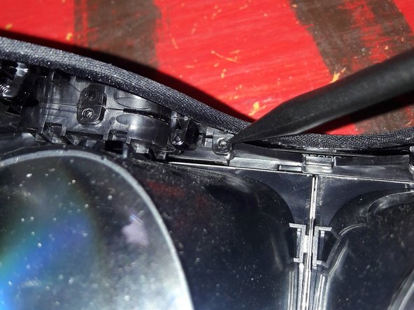 Oculus Rift CV1 - open it, Release three additional tiny screws: passo 10, imagem 2 %32