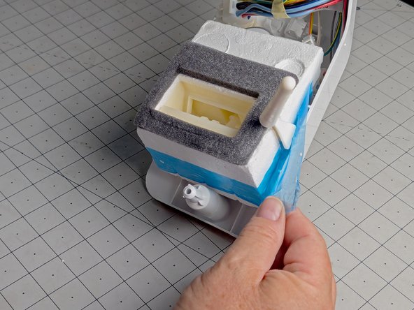 Frigidaire Side-By-Side Refrigerator Freezer Thermistor Replacement, Release the freezer thermistor: 手順 11、 3の画像 2