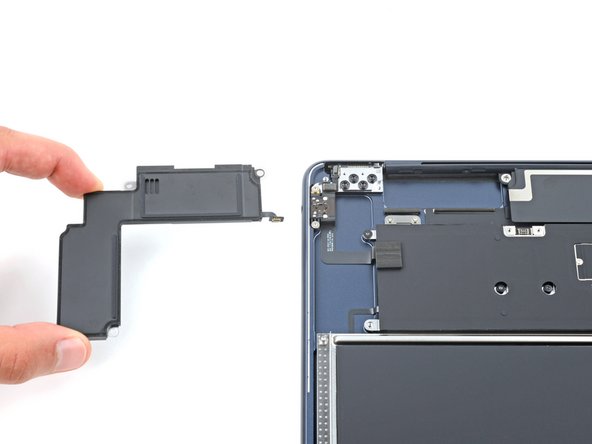 MacBook Air 15" 2023 Battery Replacement, Remove the right speaker: crwdns2935265:016crwdnd2935265:03crwdnd2935265:03crwdne2935265:0