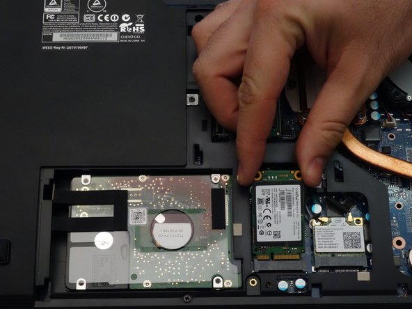 why! W650SZ Remplacement de la carte mère, Retirer le disque SSD: crwdns2935265:05crwdnd2935265:02crwdnd2935265:02crwdne2935265:0