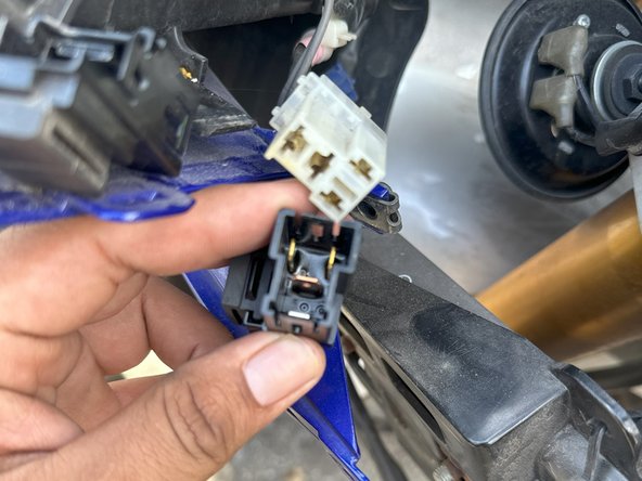 Yamaha YZF-R6 Fan Relay Replacement: crwdns2935265:07crwdnd2935265:02crwdnd2935265:02crwdne2935265:0